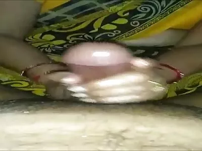 பெண் நாட்டுப்புறக் கன்ட்டை கடந்து சென்றாள்