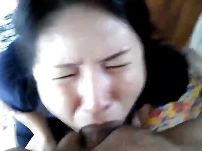 பொன்னிறப் பெண் செய்கிறாள்
