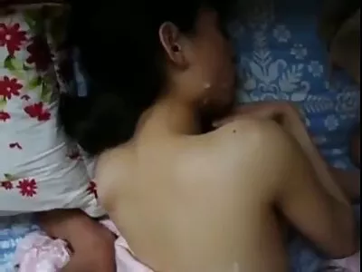 கடற்கரையின் விளிம்பில் ஒரு பெண்