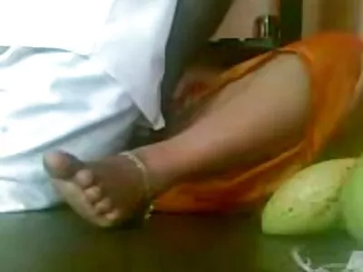 பெண் குடிசையில் சிக்கினாள்