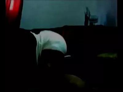 அழகான கழுதையைப் பார்க்கும் போது கருப்பு நிறத்தில் நிற்க முடியாது