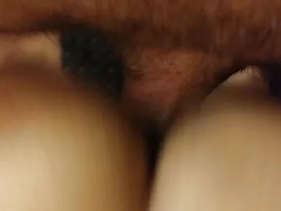 கார்டனுடன் பெண்ணுக்கு எண்ணெய் பூசப்பட்டது