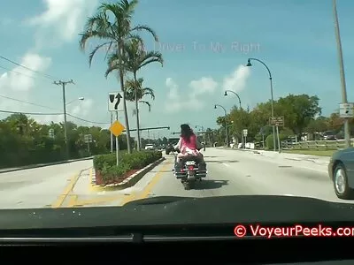மடியில் பெண்மணியால் அவள் வெளியேற்றப்பட்டாள்