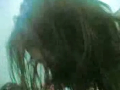 இளம் பெண்கள் மகிழ்ச்சியுடன் விந்துதள்ளல்