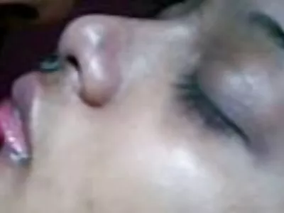 கருப்பு பெண் பொய் மற்றும் தரைவிரிப்பு